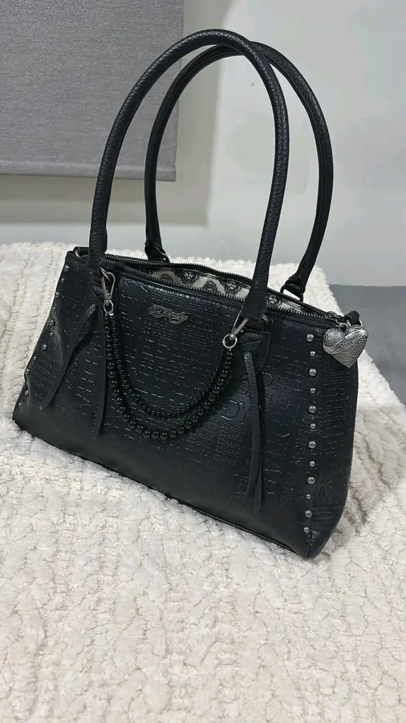 Bolso negro Ed Hardy con detalles en relieve - 2