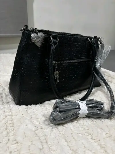 Bolso negro Ed Hardy con detalles en relieve - miniatura 3