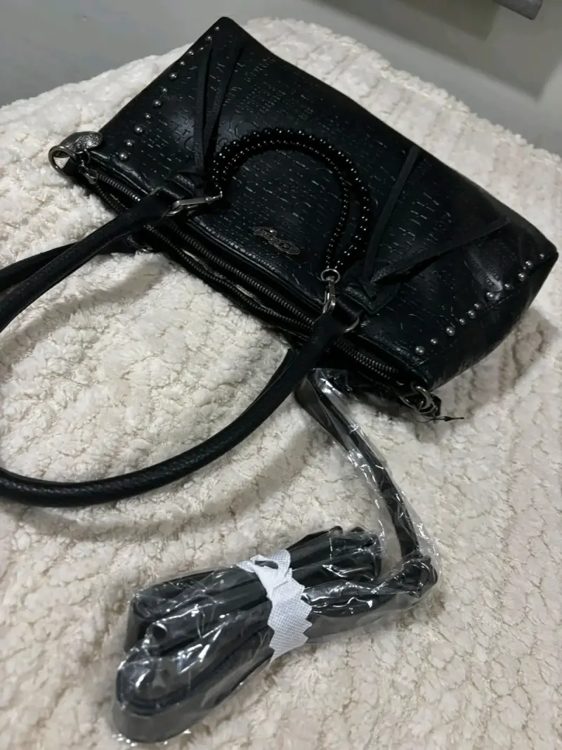 Bolso negro Ed Hardy con detalles en relieve - 4
