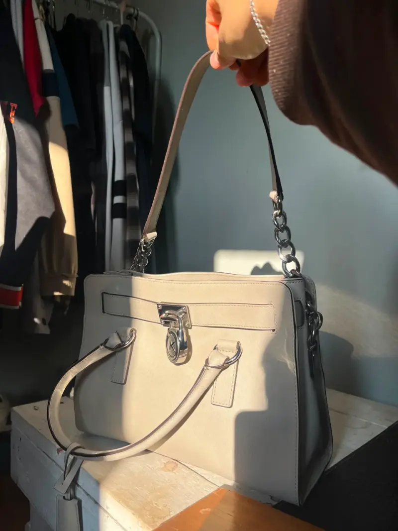 Bolso de mano gris claro Michael Kors elegante - 5