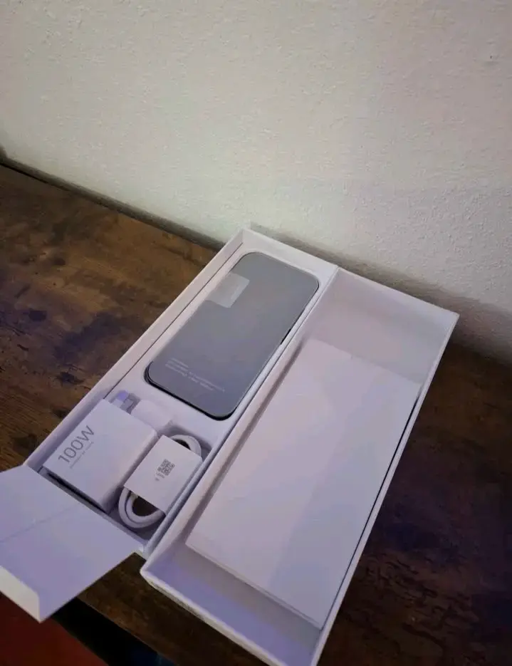 Xiaomi 17 Pro Max nuevo con cargador - 2