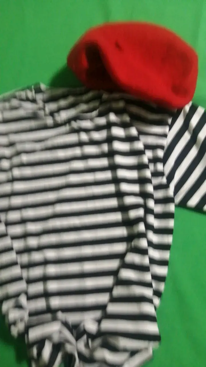 Conjunto de camiseta a rayas y boina lanilla roja