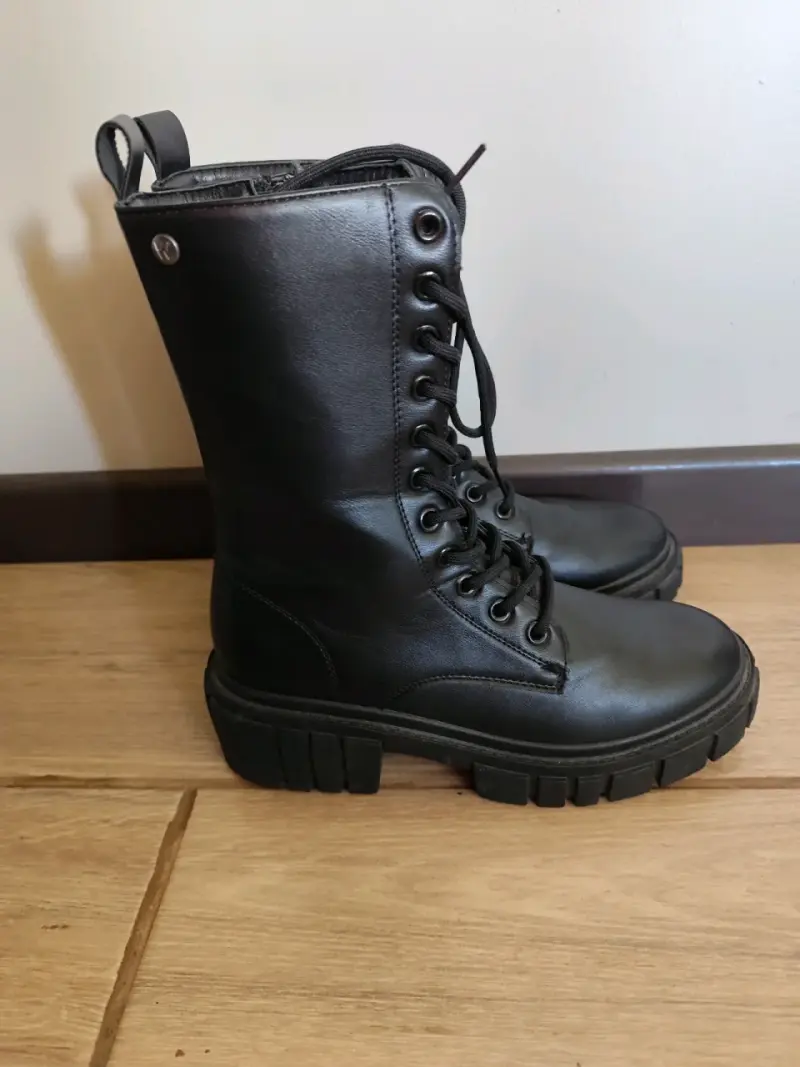 Botas negras de cuero con cordones - 1