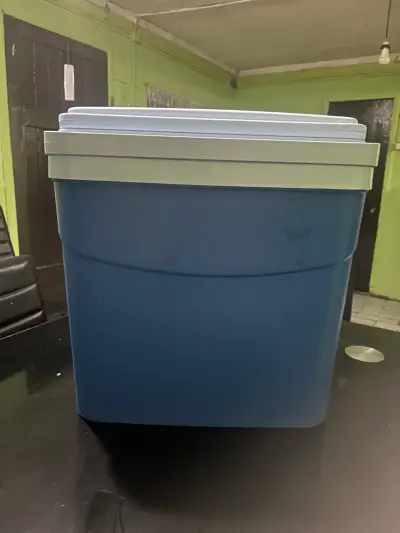 Cooler portátil azul con tapa hermética - miniatura 1