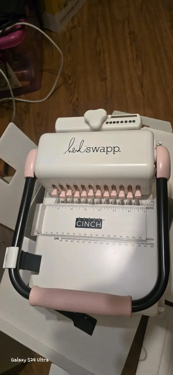 Perforadora Cinch  rosada - 2