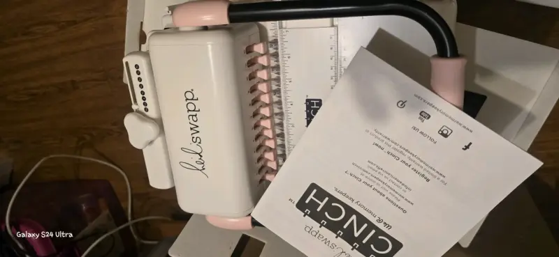 Perforadora Cinch  rosada - 3