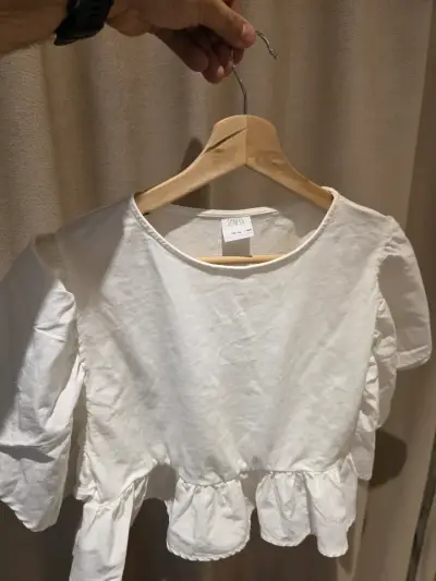 Blusa blanca con volantes Zara para mujer - miniatura 1