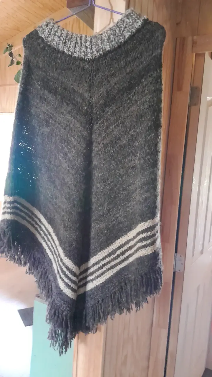 Poncho de lana gris con flecos - 1