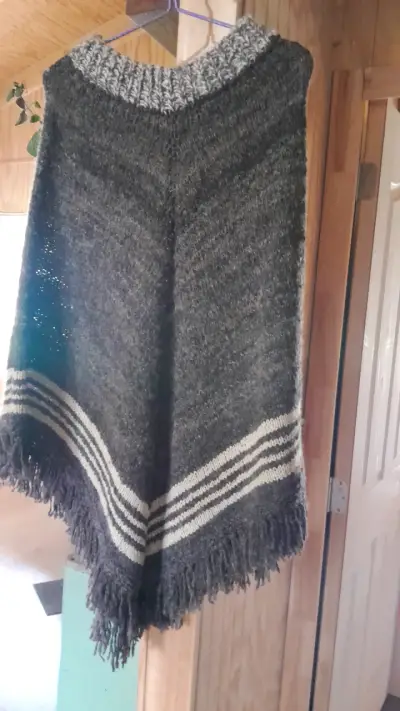 Poncho de lana gris con flecos - miniatura 1