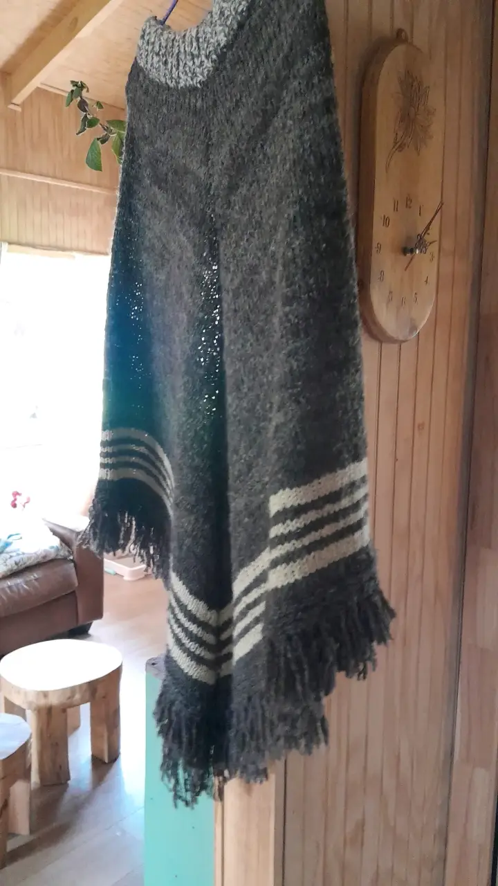 Poncho de lana gris con flecos - 2
