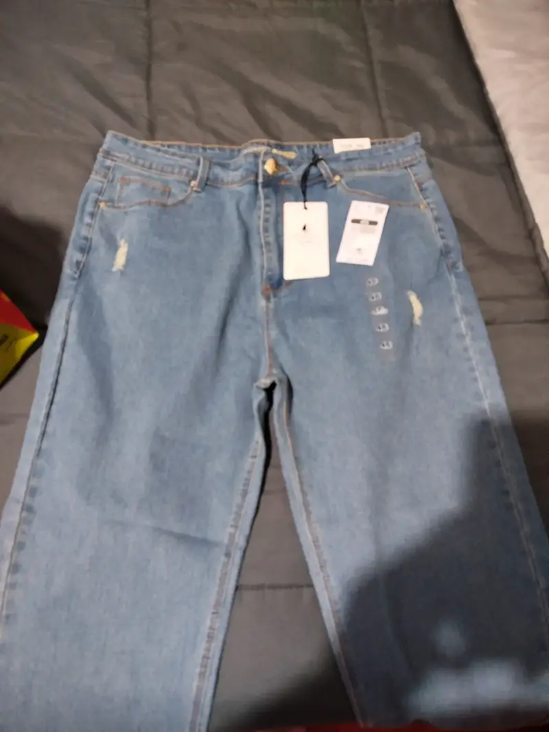 Jeans de mezclilla azul con detalles desgastados