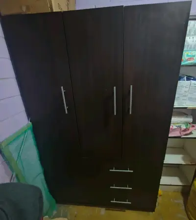 Ropero de madera oscuro con cajones - miniatura 3