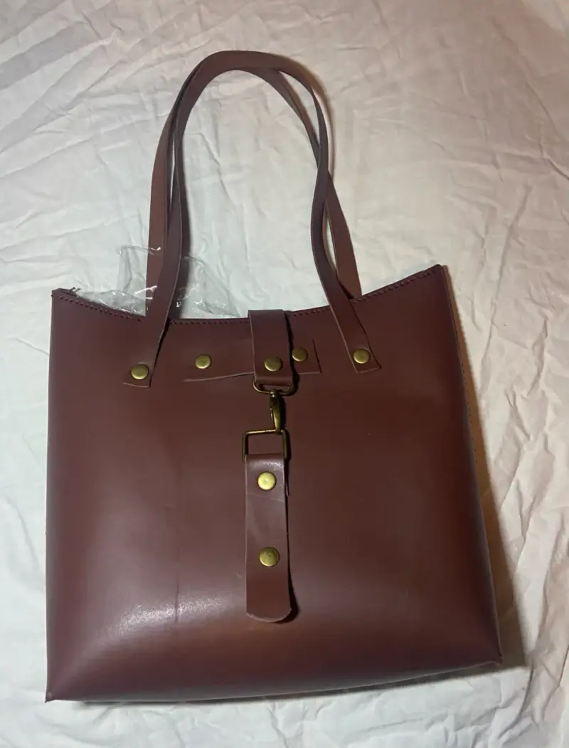 Bolso tote de cuero marrón con hebillas