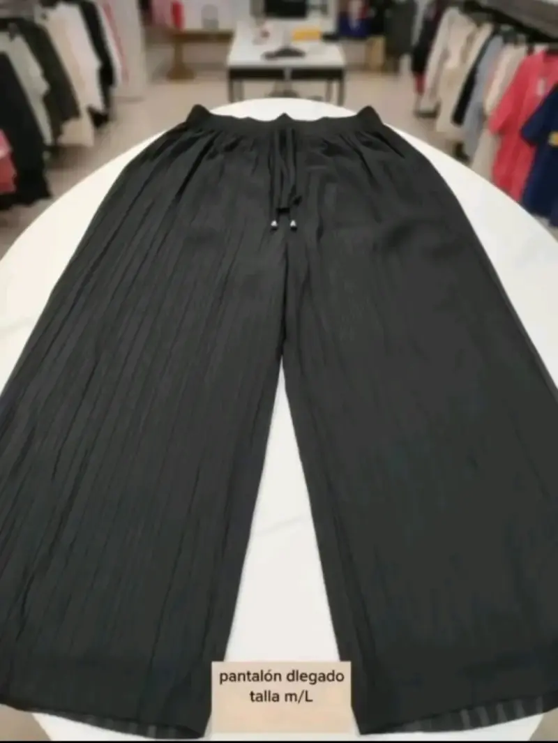 Pantalón negro plisado talla M/L