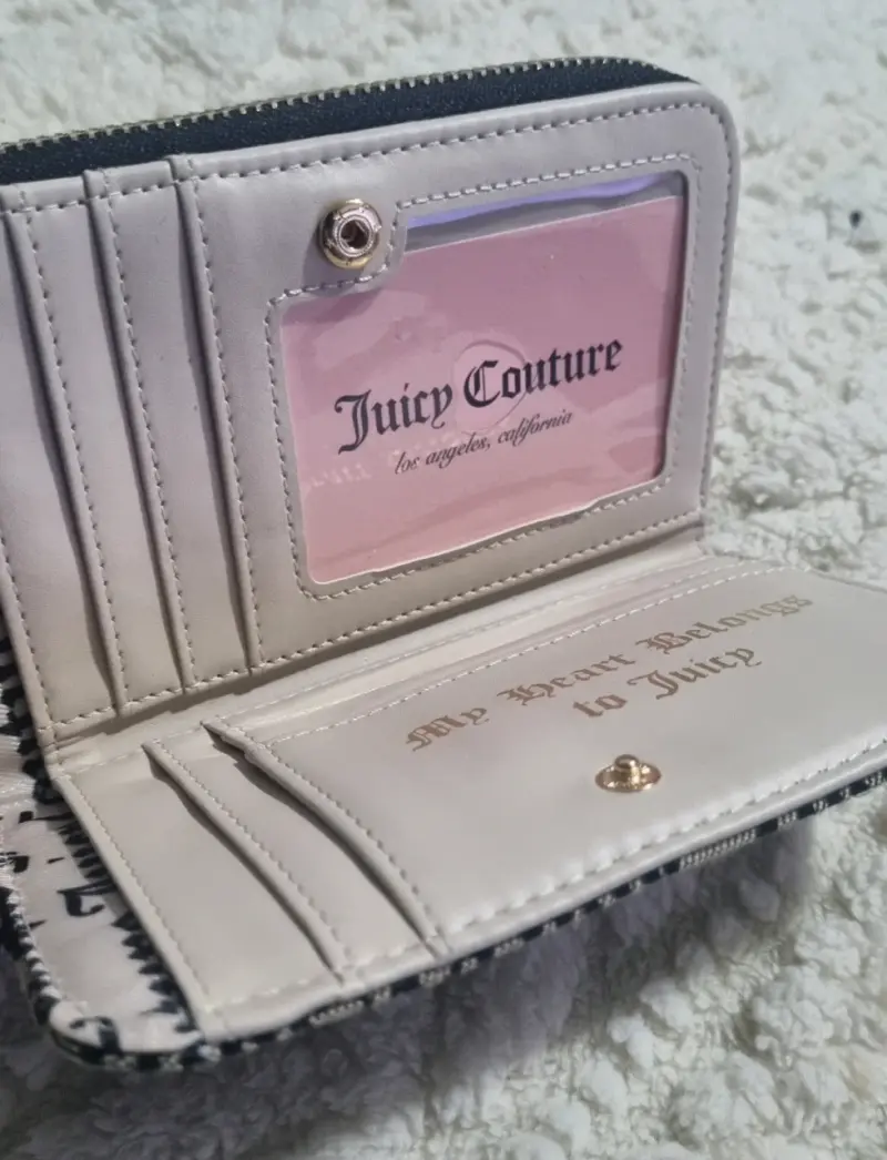 Billetera Juicy Couture con diseño elegante - 2