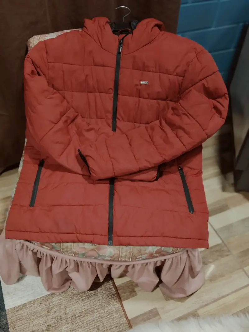 Chaqueta acolchada roja con capucha - 1