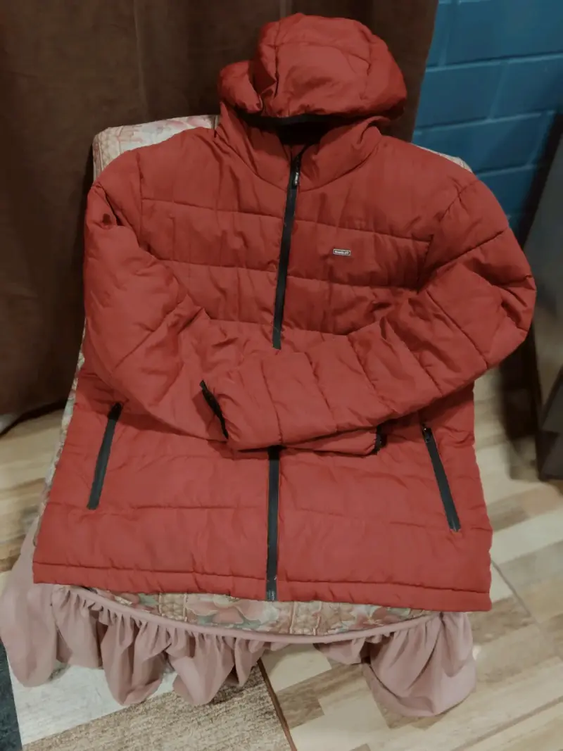 Chaqueta acolchada roja con capucha - 2