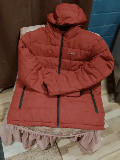 Chaqueta acolchada roja con capucha - miniatura 2