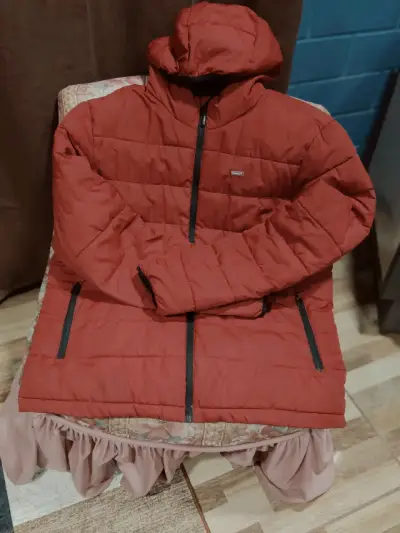 Chaqueta acolchada roja con capucha - miniatura 3