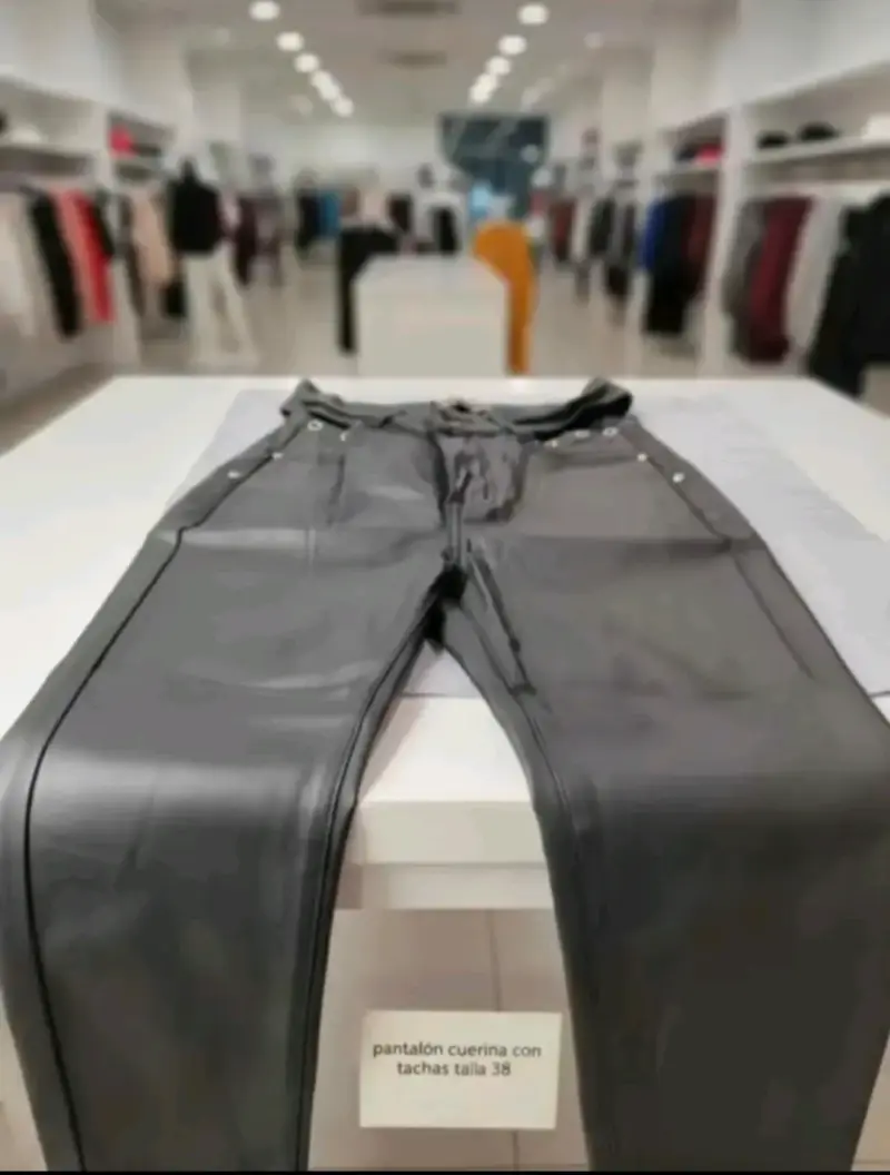 Pantalón de cuerina con tachuelas talla 38