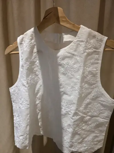 Blusa sin mangas blanca bordada floral - miniatura 1