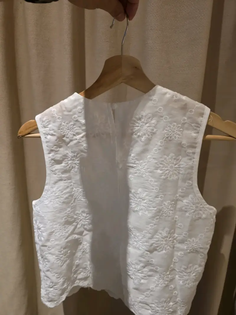 Blusa sin mangas blanca bordada floral - 2