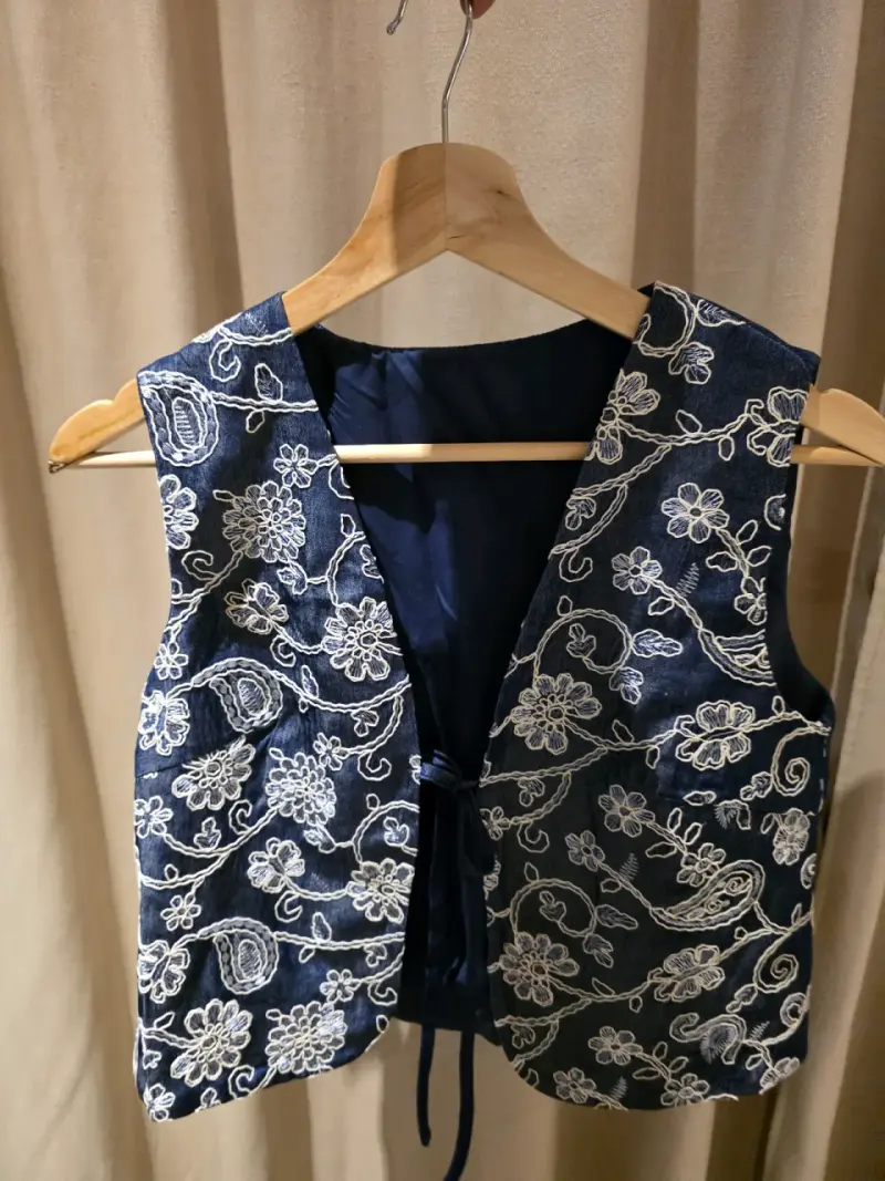 Chaleco azul bordado floral para mujer - 1