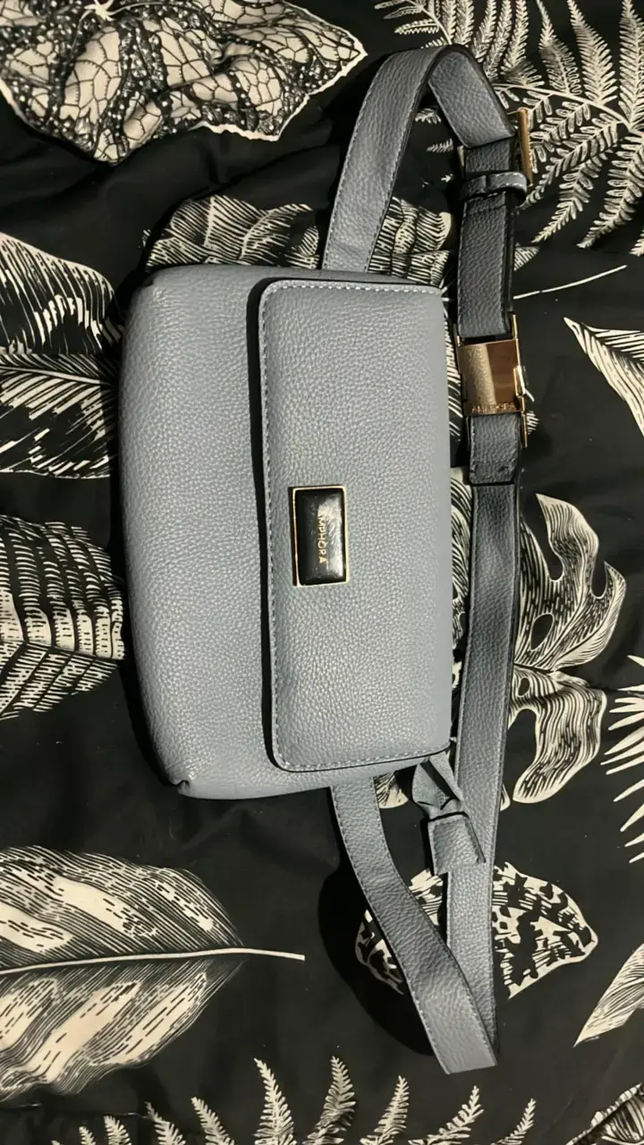 Cartera bandolera gris con correa ajustable - 1