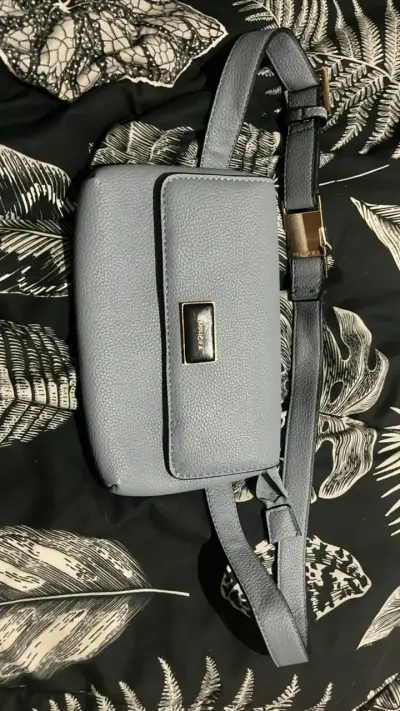 Cartera bandolera gris con correa ajustable - miniatura 1
