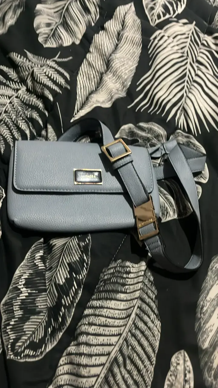 Cartera bandolera gris con correa ajustable - 2