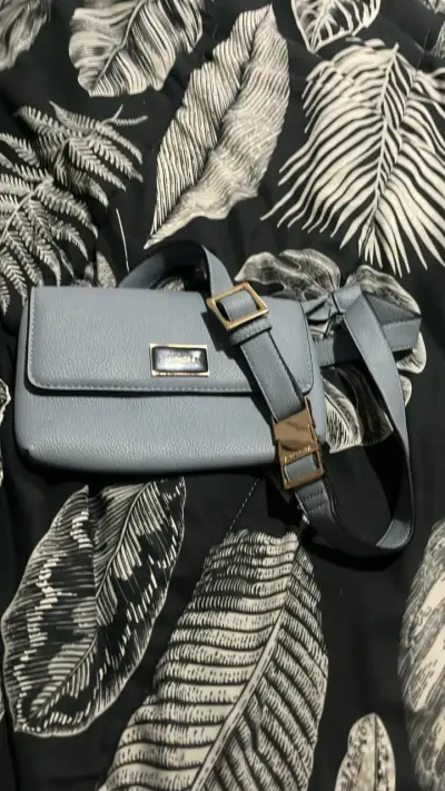 Cartera bandolera gris con correa ajustable - miniatura 2