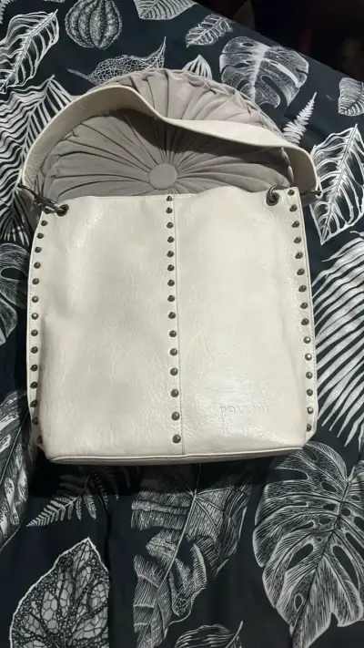 Bolso blanco de cuero sintético con tachas - miniatura 1