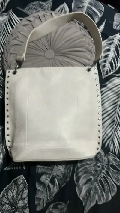 Bolso blanco de cuero sintético con tachas - miniatura 2