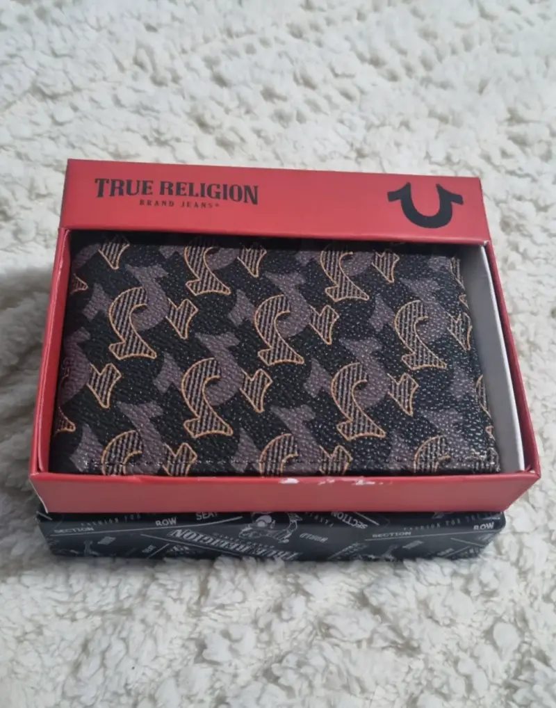 Billetera True Religion diseño moderno
