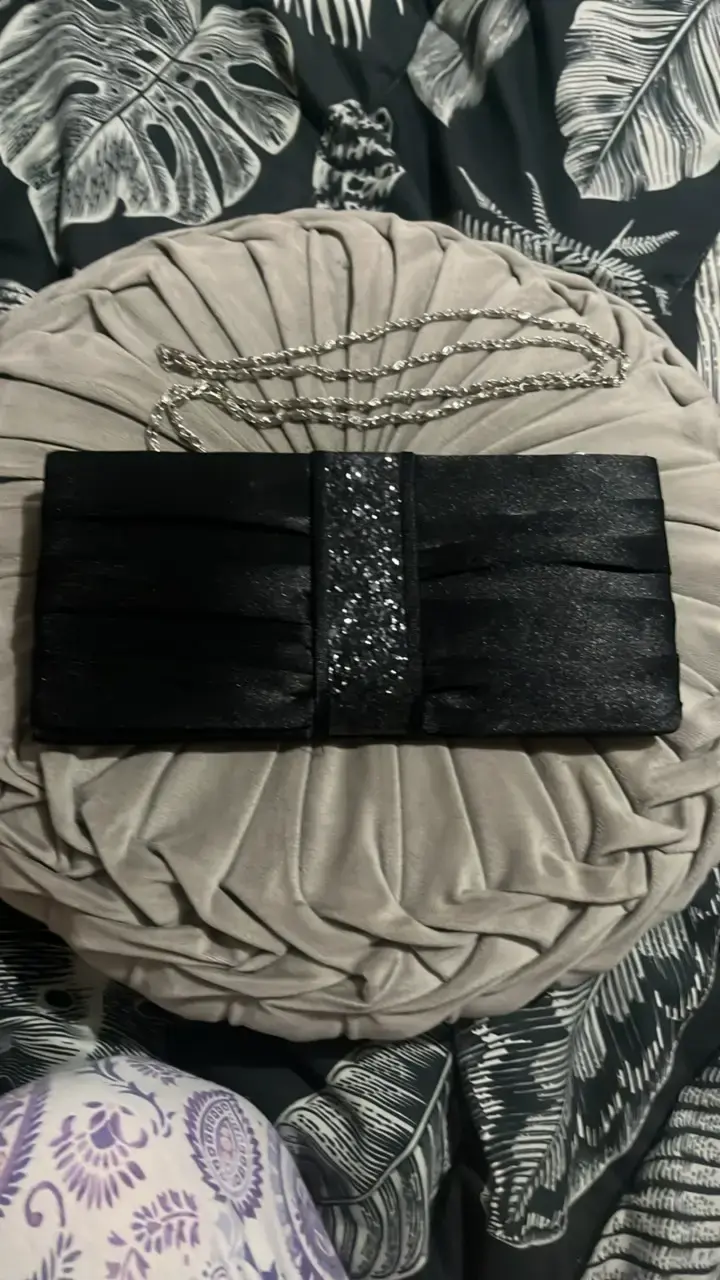 Cartera de mano negra con cadena elegante - 1