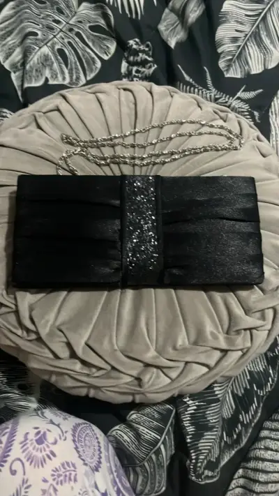 Cartera de mano negra con cadena elegante - miniatura 1