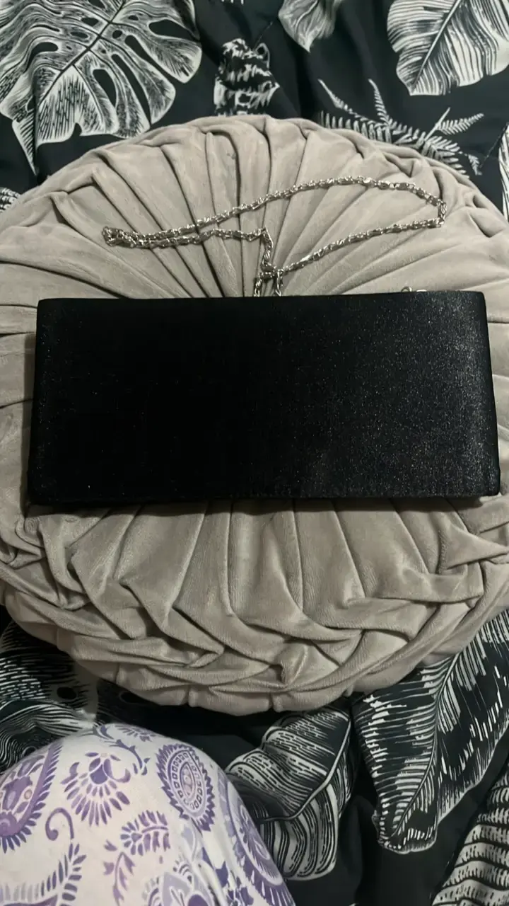 Cartera de mano negra con cadena elegante - 2