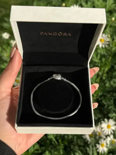Pulsera de plata Pandora con dije de corazón - miniatura 1