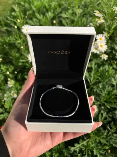 Pulsera de plata Pandora con dije de corazón - miniatura 2