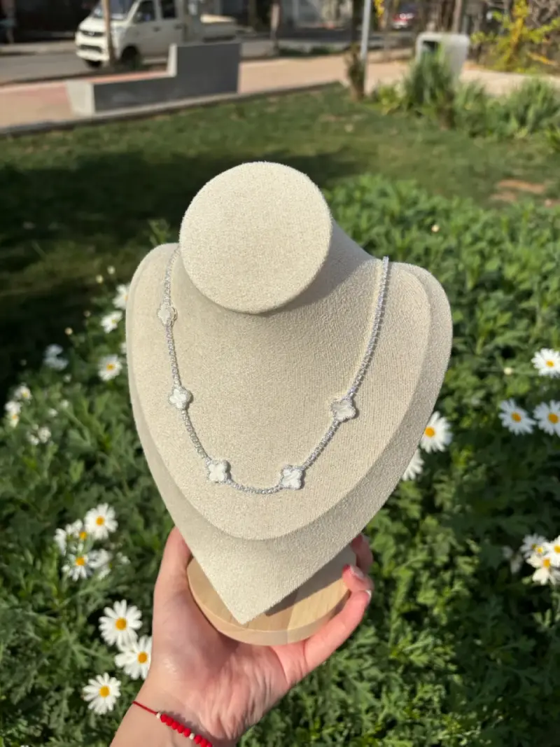 Collar de plata con diseño de tréboles