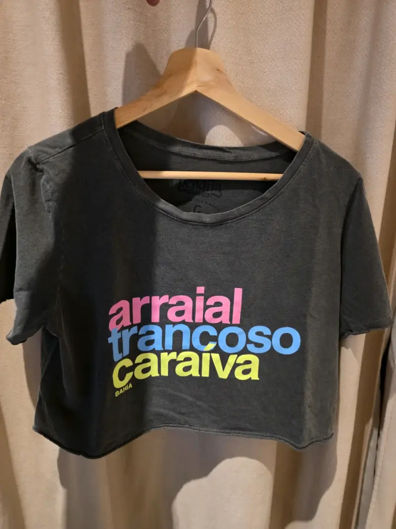 Polera Bendita Bahia con diseño colorido