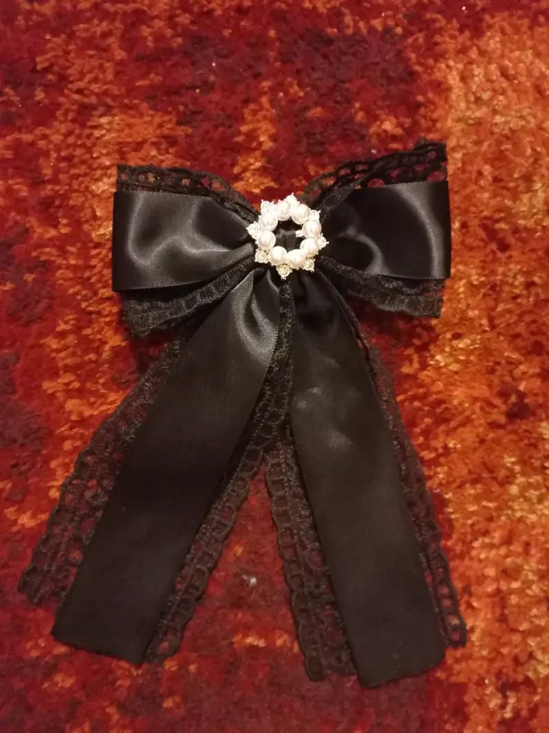 Lazo negro con encaje y perlas decorativas