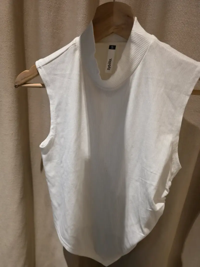 Polera sin mangas blanca Sybilla