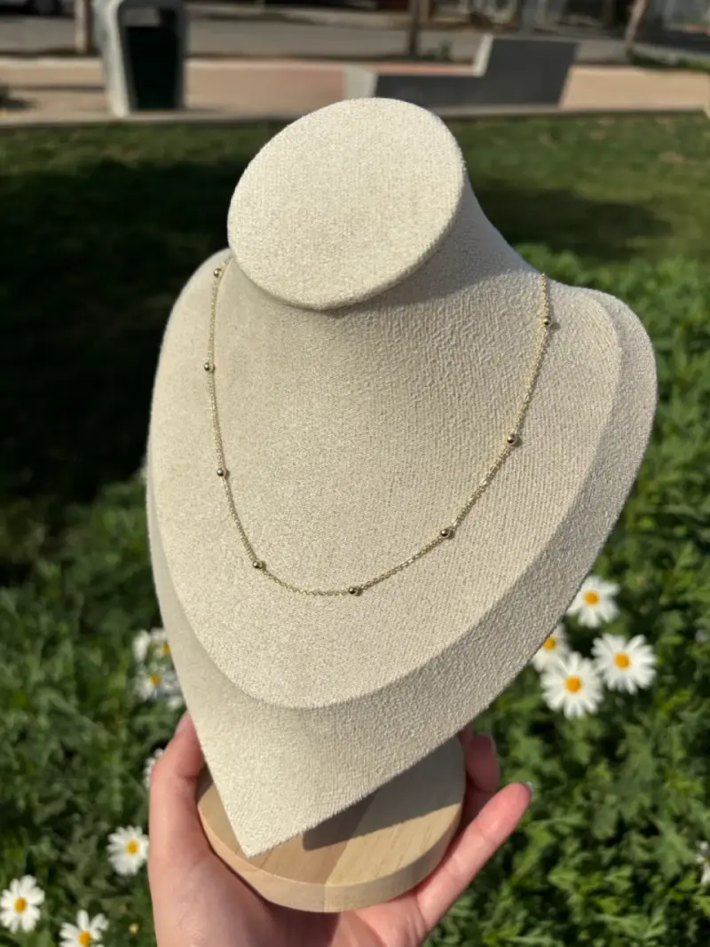 Collar delicado de oro con cuentas