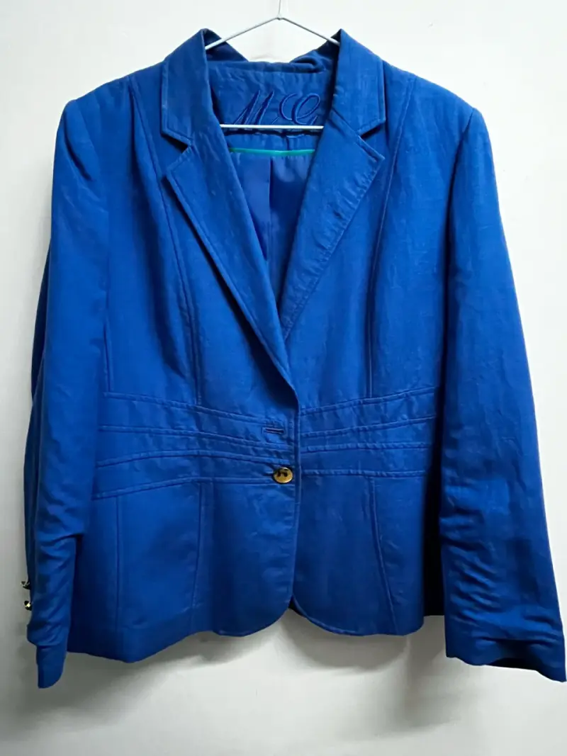 Blazer azul rey para mujer con botones dorados - 1