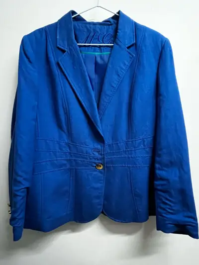 Blazer azul rey  para mujer con botones dorados - miniatura 1