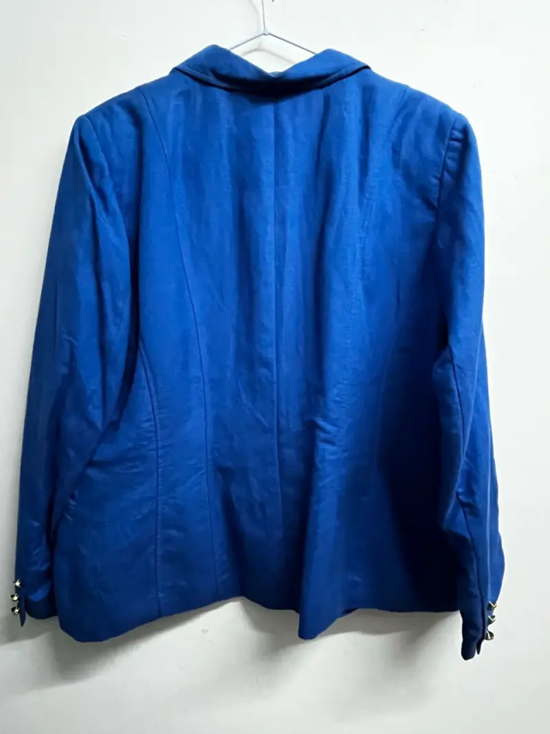 Blazer azul rey para mujer con botones dorados - 2
