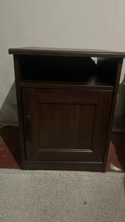 Mesa de noche de madera oscura con puerta - miniatura 1