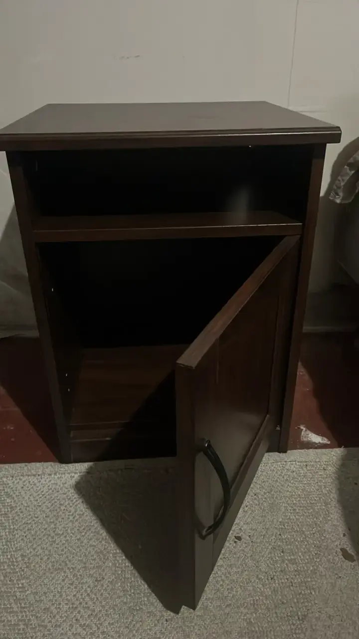 Mesa de noche de madera oscura con puerta - 2