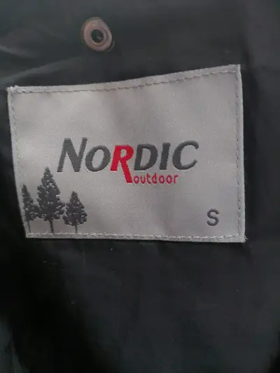 Abrigo negro Nordic Outdoor con capucha - miniatura 1